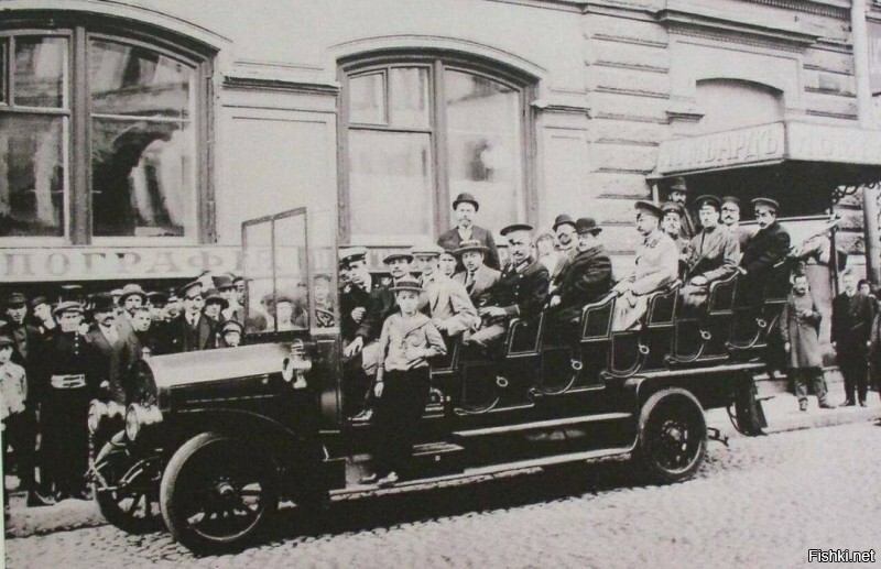 Открытый многоместный автобус на Владимирском проспекте С-Петербурга, 1911 год