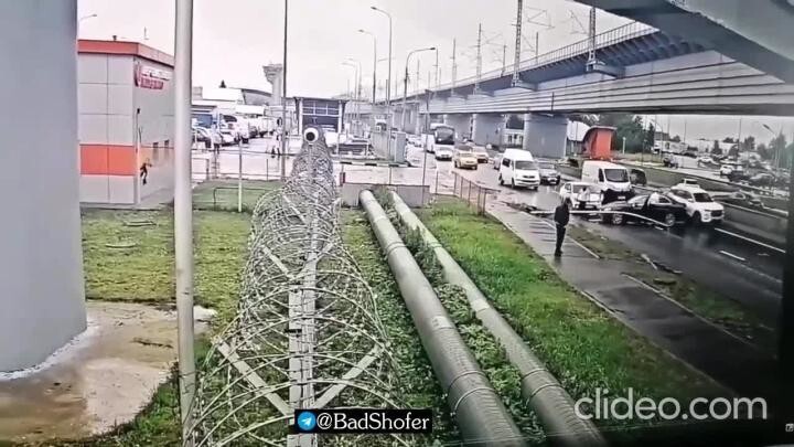 Нелепо попал