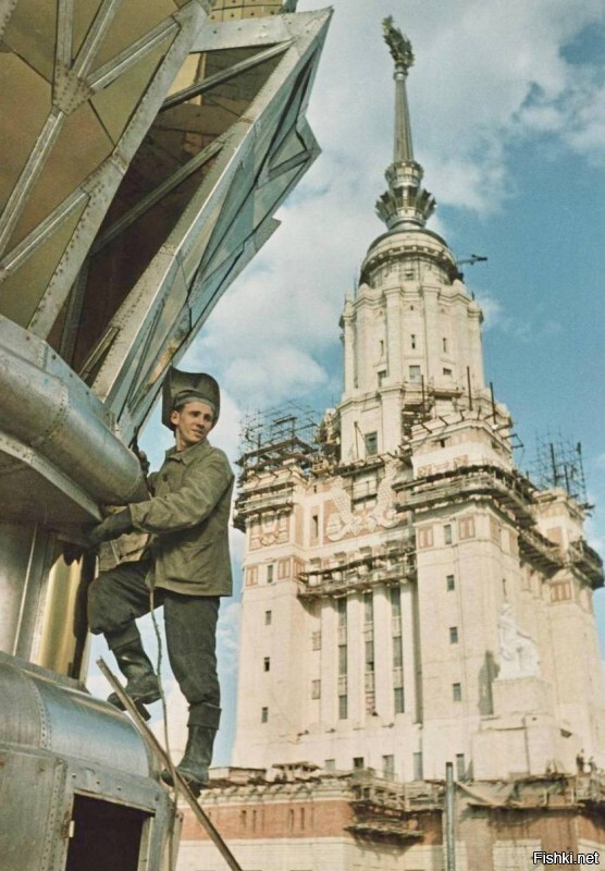 Сварщик-верхолаз на стройке МГУ, 1952