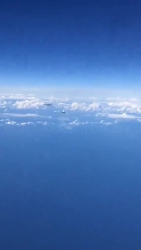 Су-27 отодвинул самолет F15, пытавшийся приблизиться к самолету Ту-22М