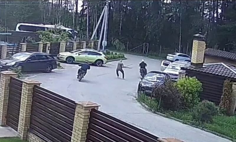 В Подмосковье мужчина избил мальчика за то, что он ездил на мотоцикле