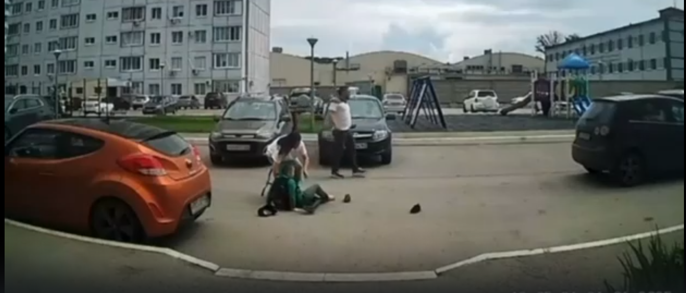 Момент наезда на ребёнка во дворе дома, Тольятти (ЧП, ДТП)