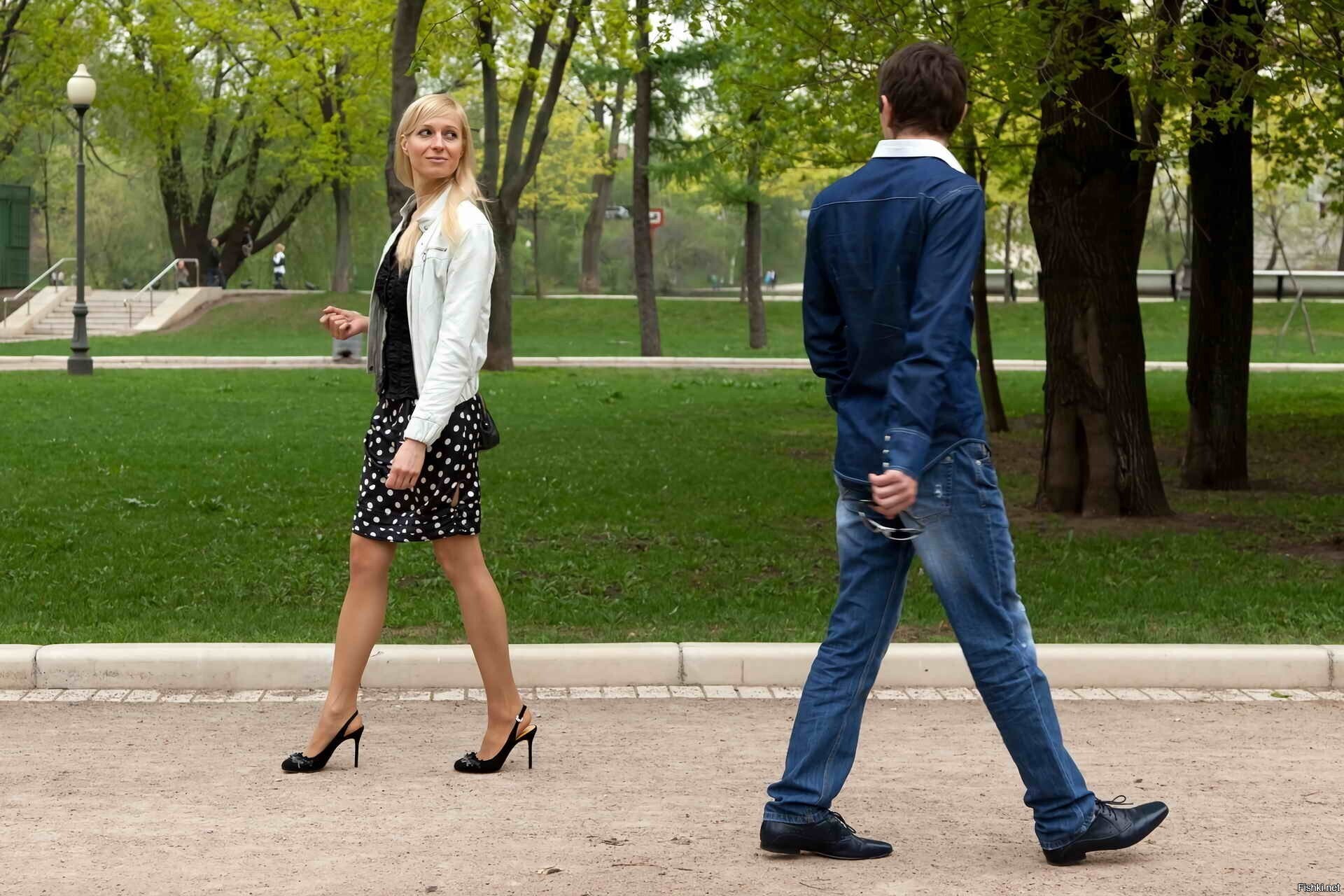 Я оглянулся посмотреть не оглянулась ли она,