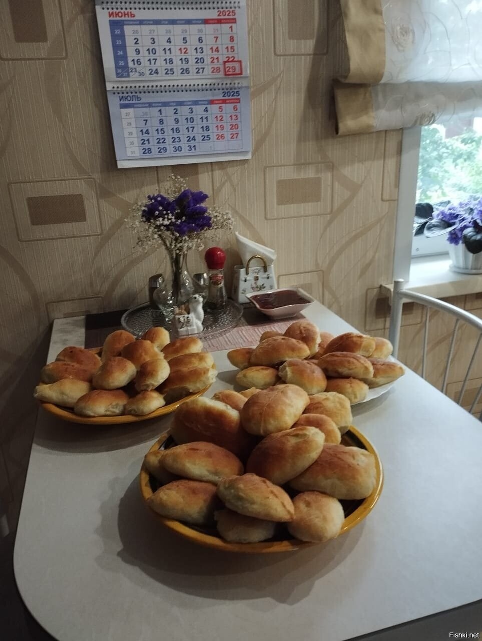 Младшая дочь с тёщей напекли