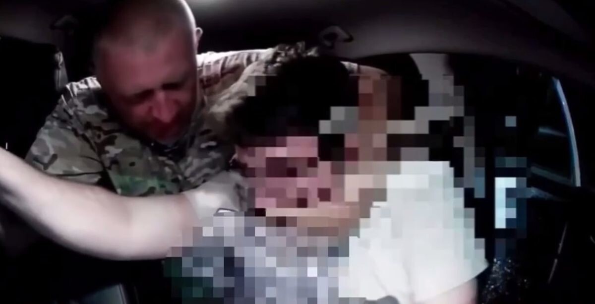 Нетрезвый мужчина попытался задушить таксиста