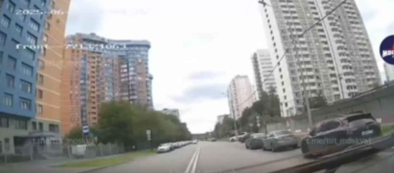 Парень прыгнул под автобус в Москве, ДТП