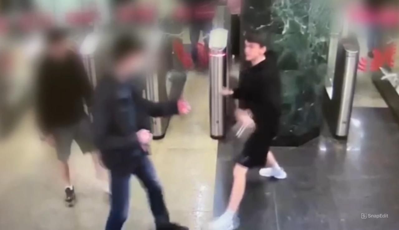 Парень ударил пассажира, помешавшего ему пройти в метро бесплатно