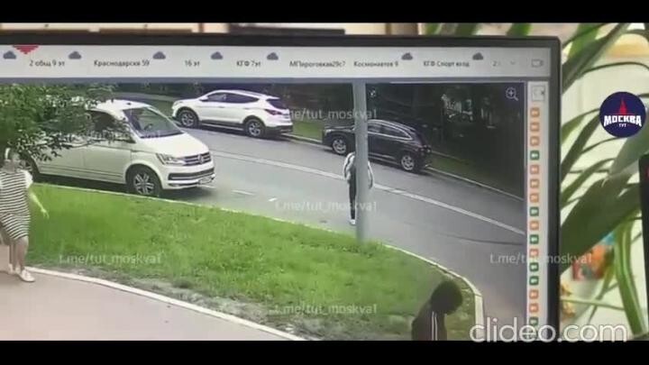 В Москве молодой парень специально прыгнул под автобус