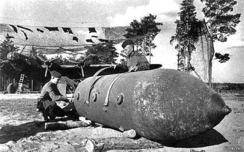 28 апреля 1943 года — отряд бомбардировщиков Пе-8 сбросил первые серийные ФАБ...
