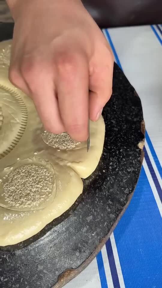 Приготовление узбекской лепешки в тандыре