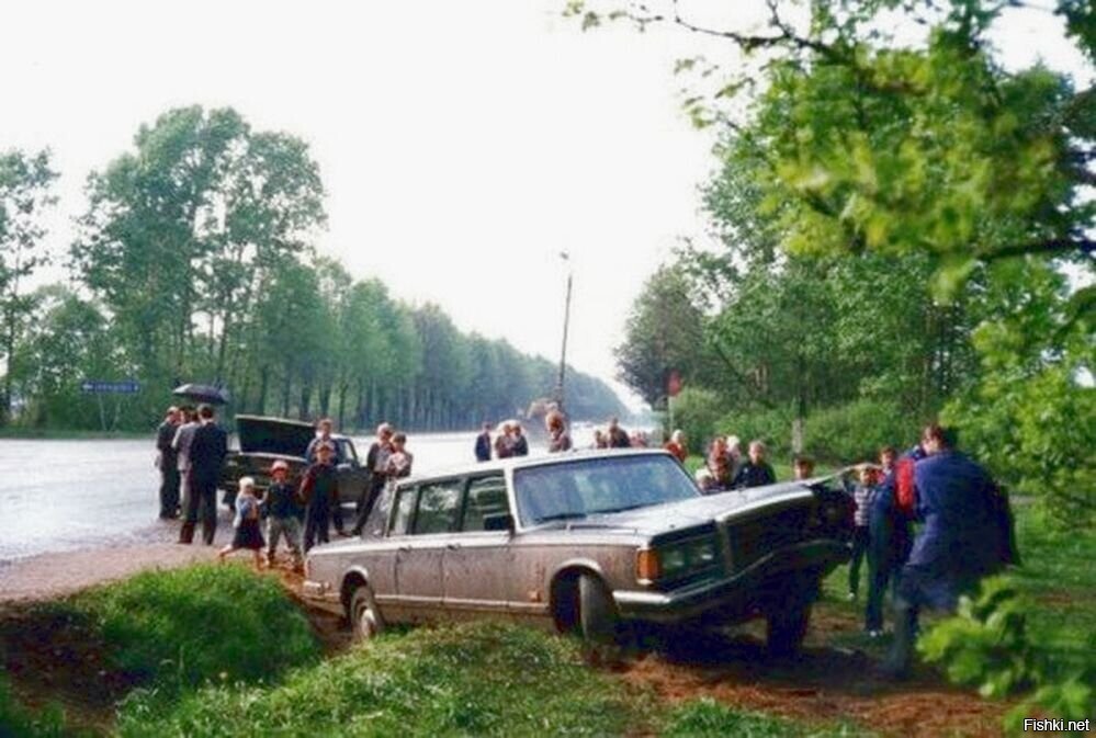 На фотографии бронированный автомобиль ЗиЛ–41052 министра обороны СССР Дмитри...