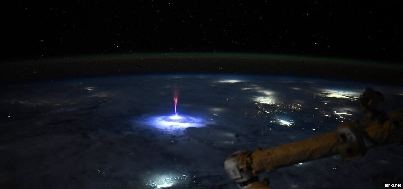 ⚡️ Редкую молнию сфотографировал астронавт на МКС 