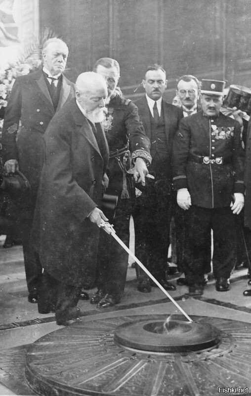 13 июня 1931 года 14-й президент Франции, Поль Думер, зажигает вечный огонь у...
