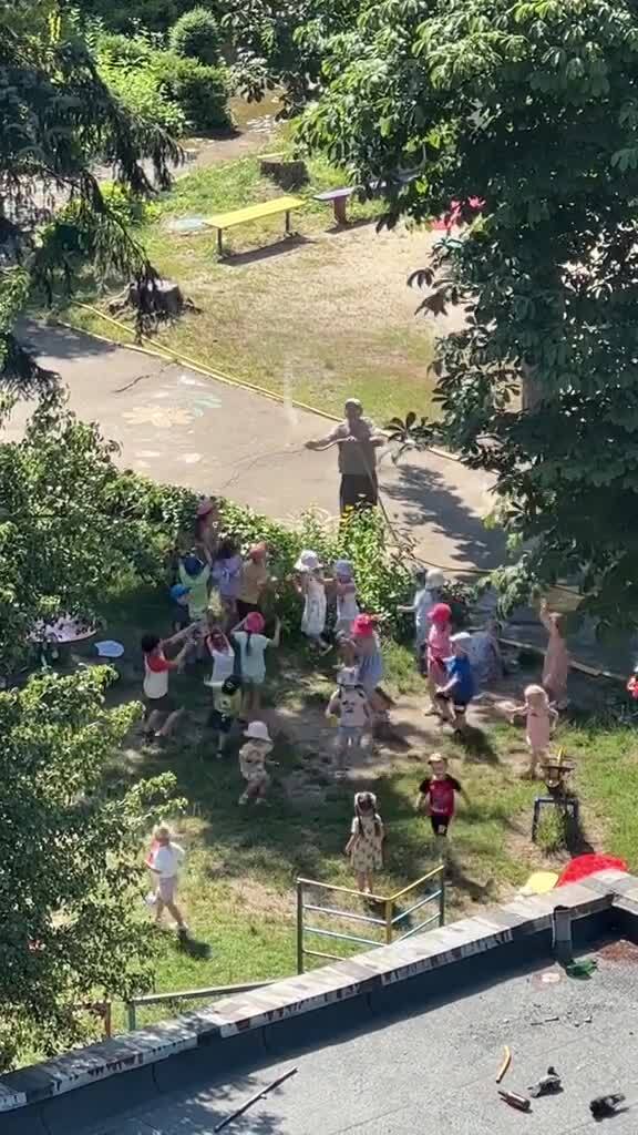 Вспомнилось счастливое детство, когда вот также обливали из шланга)