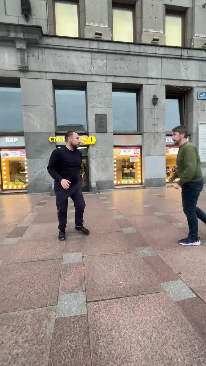 Житель и гость Санкт-Петербурга не поделили очередь в столовой на Невском и р...