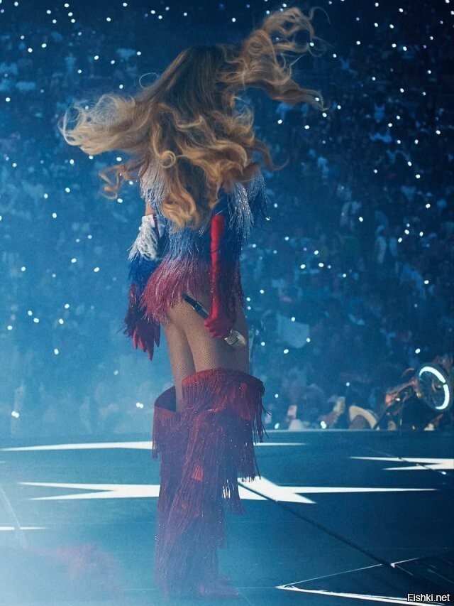 Beyonce поет в цветах российского флага