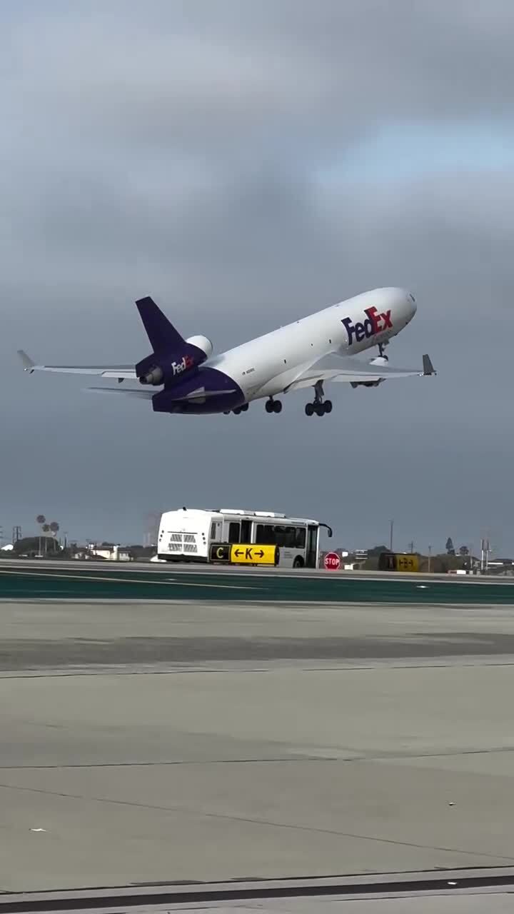 Красивый взлёт 35-летнего MD-11F