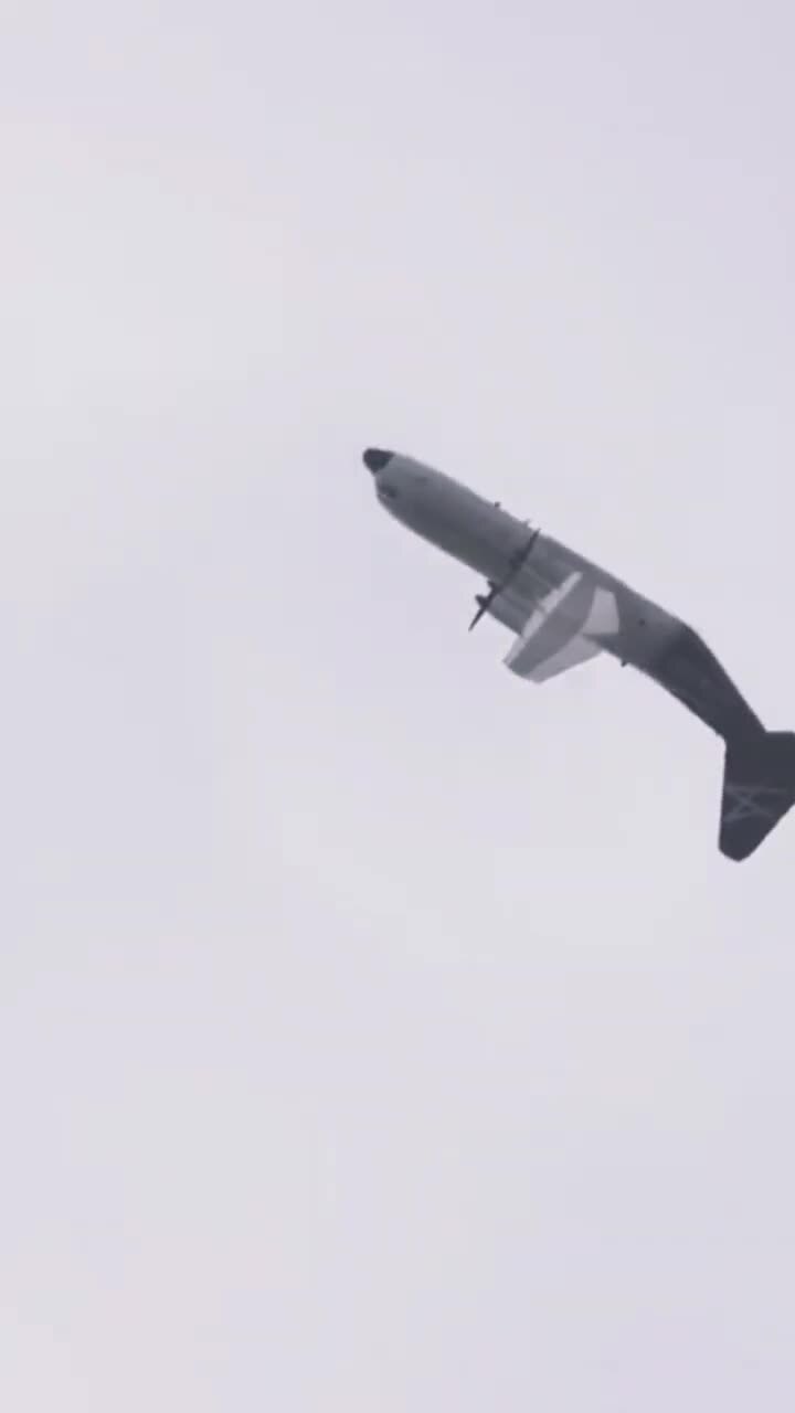 Мёртвая петля на авиашоу в исполнении самолёта LM-100J, не предназначенного д...