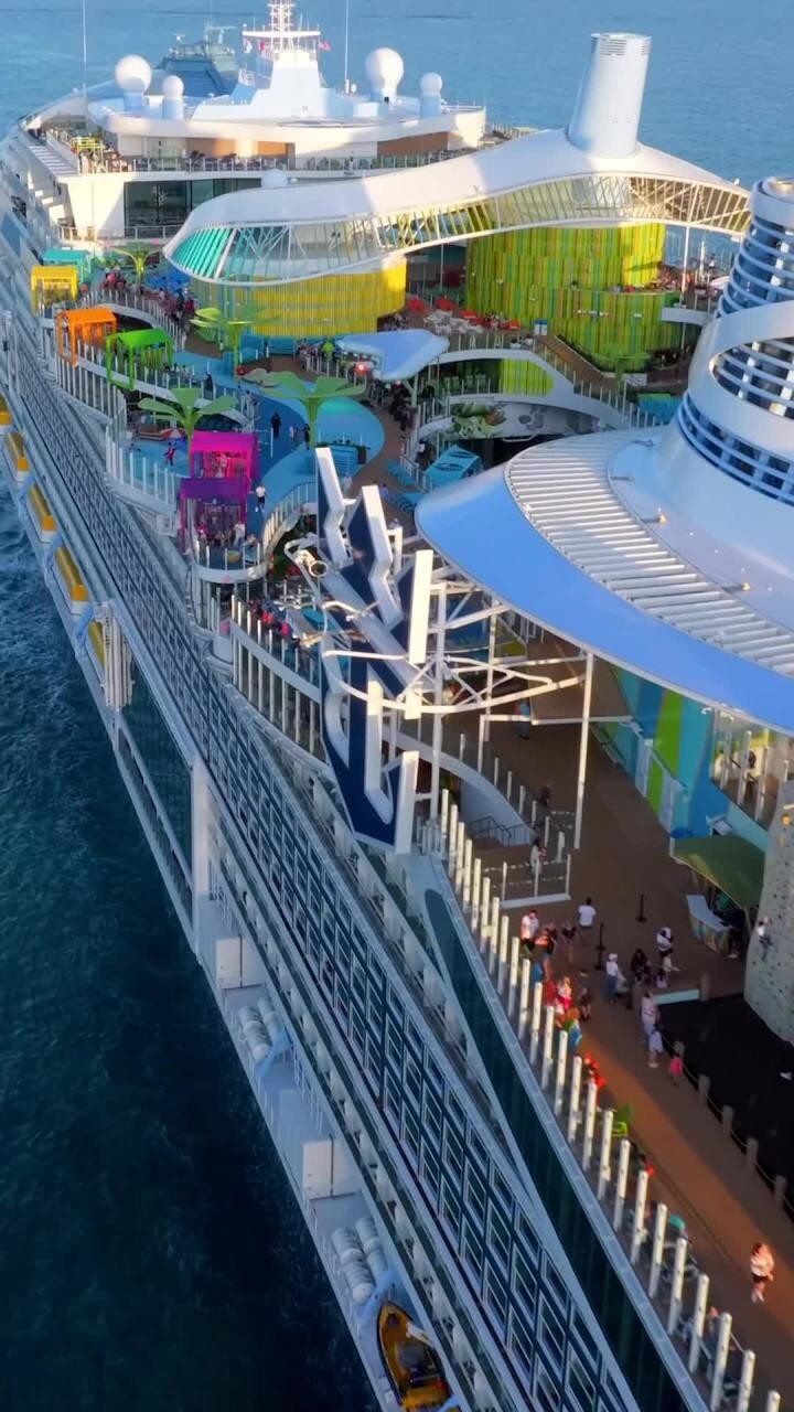 Круизный лайнер Icon of the Seas вмещает аквапарк, ледовую арену, семь бассей...