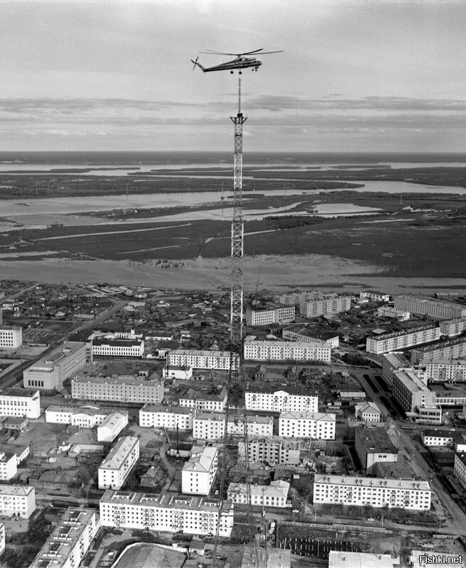 Монтаж телевизионной башни при помощи вертолета Ми-10К, июль 1982 года, Якутск