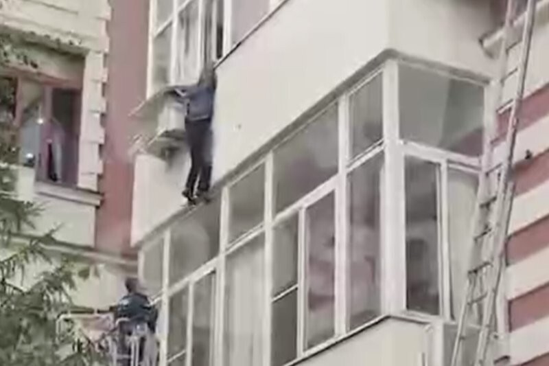Герой дня: в Москве спасатель поймал летящую вниз из окна женщину