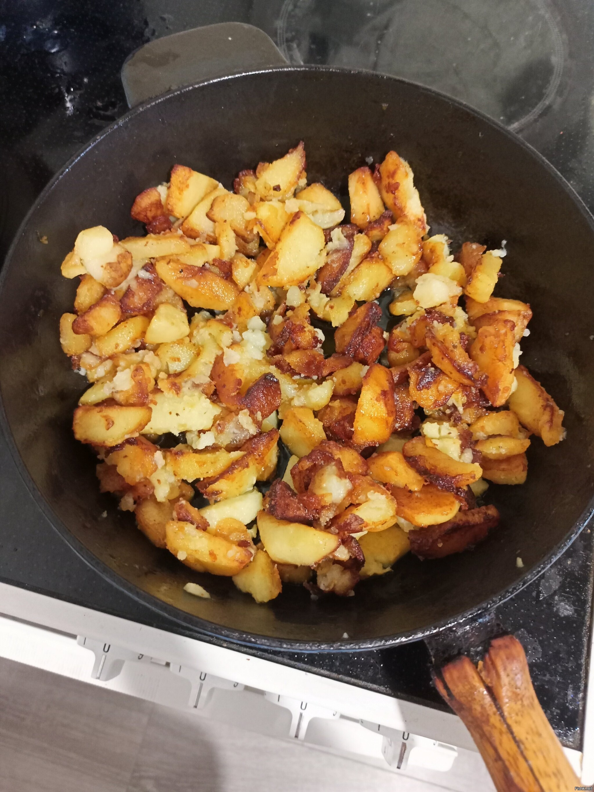 И всё-таки картошечка вкуснее всего получается в бабушкиной чугунной древней ...