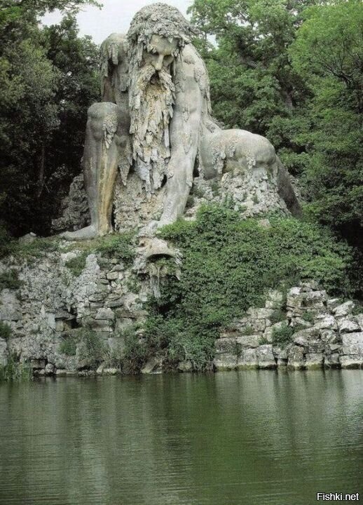 Это гигантская скульптура стоит, а точнее сидит в парке Villa Demidoff (к сев...