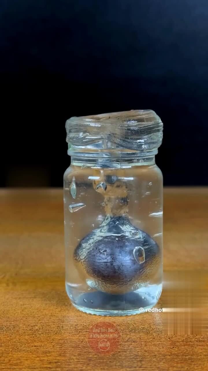 Раскаленный медный шар температурой 1000°C против геля из алоэ вера