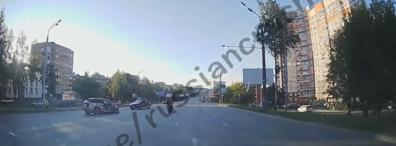 JAECOO&nbsp;решил развернуться там, где это запрещено, и врезался в AUDI Q3. ДТП в Ижевске