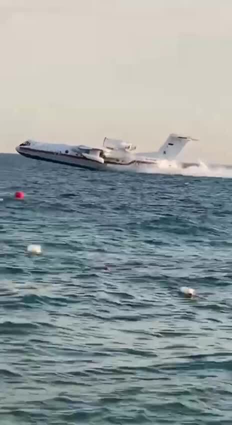 Бе-200 набирает воду для тушения пожара