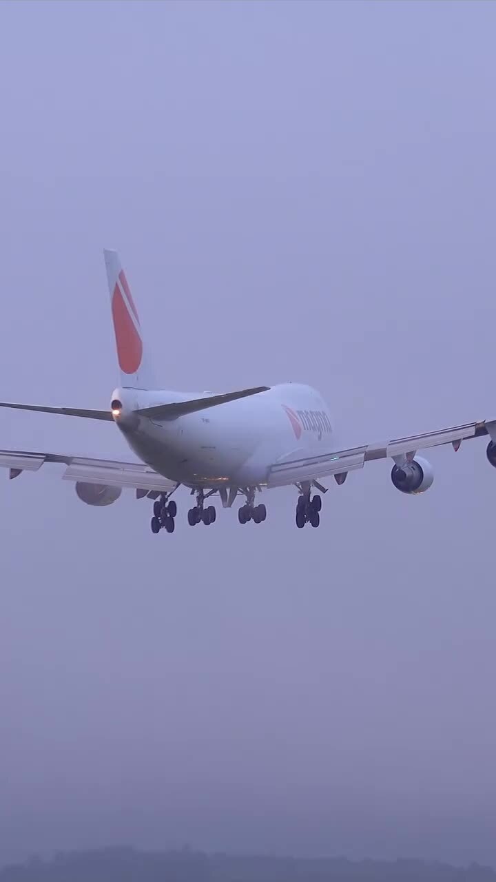 Захватывающее появление из облаков и посадка Boeing 747-400F авиакомпании Magma