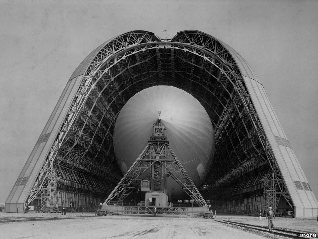 Дирижабль USS Macon в ангаре, 1930-е