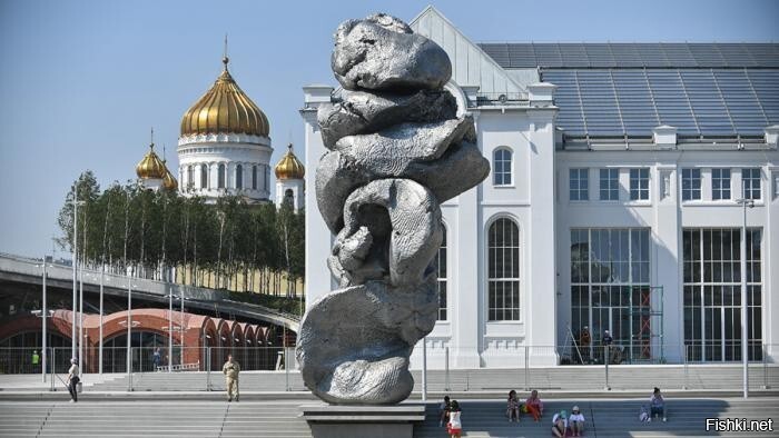 В Москве с Болотной улицы начали убирать скандальную скульптуру «Большая глин...