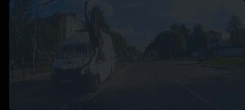 ДТП в Вологде, Скорая сбила курьера и сама же увезла его в больницу