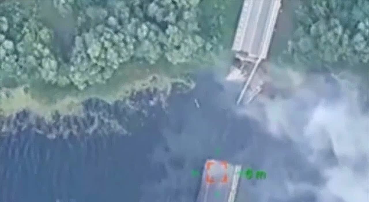 ВКС РФ добили автомобильный мост в Херсоне