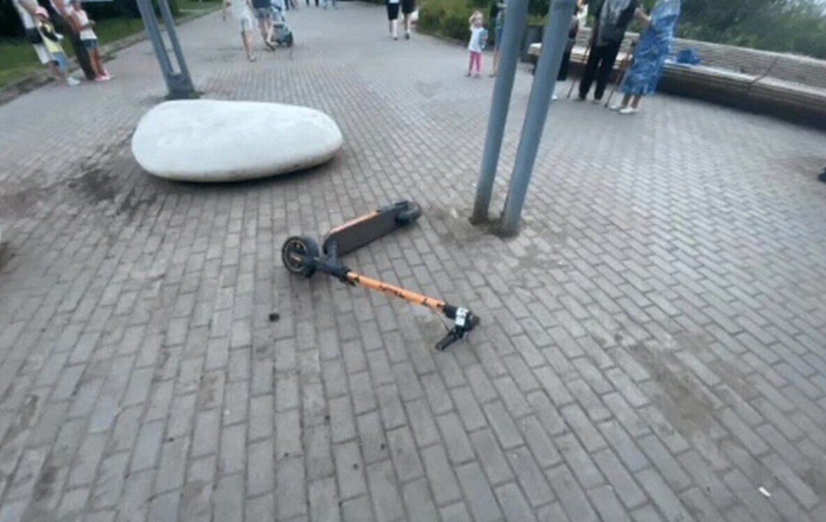 В Татарстане самокатчик врезался в столб  и погиб