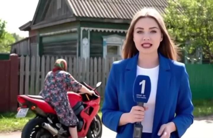 Бабуля еще не привыкла к аппарату