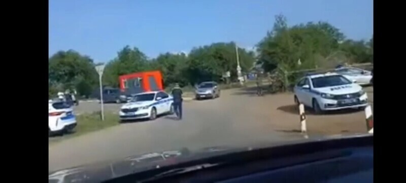 На выезде из Оренбурга "Приора" вылетела с дороги и сбила мужчину в инвалидной коляске. ДТП