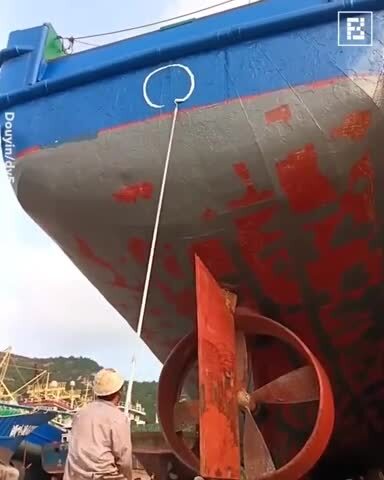 Если вы не знали как на морских судах появляются надписи, то вот