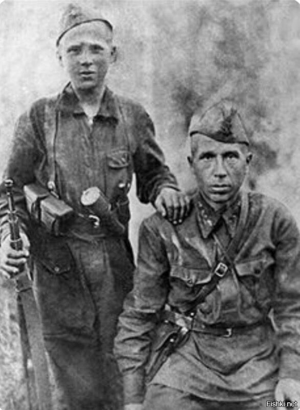 Иван Яковлев с сыном Толей 1942 год