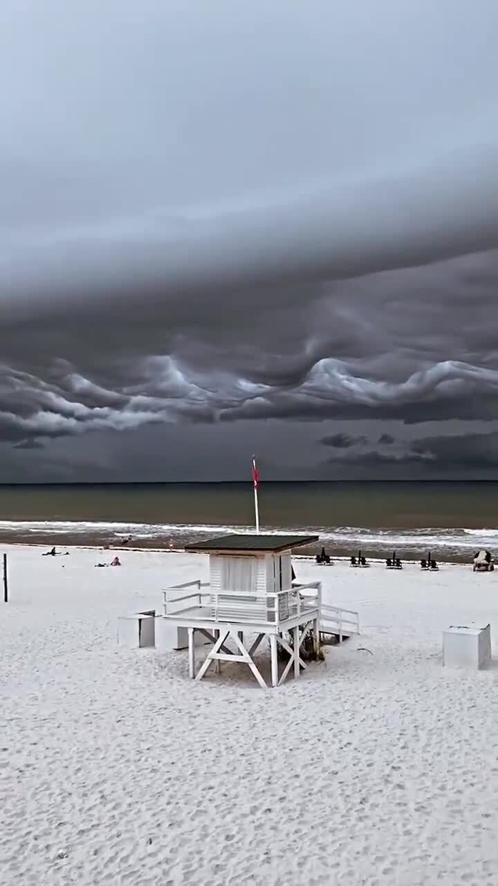 Облака asperitas в небе над Флоридой
