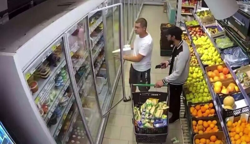 Парни залезли ночью в магазин и похитили тележку с продуктами