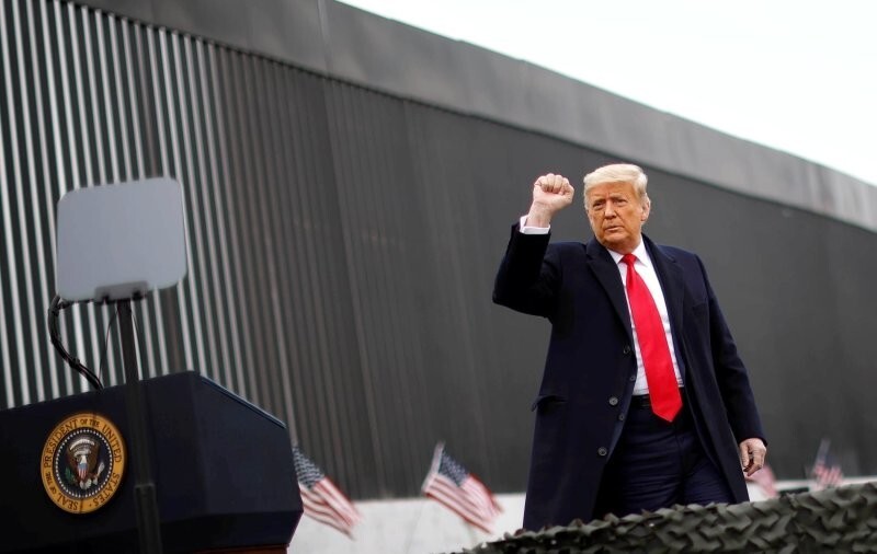 Трамп решил покрасить стену на границе с Мексикой в чёрный цвет