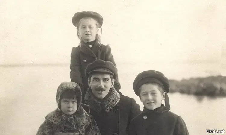 Корней Чуковский с детьми