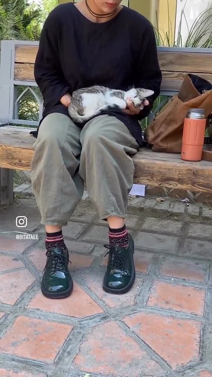 Теперь я твой и просто так ты от меня не отделаешься