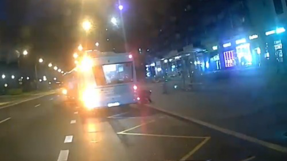 Автобус в Петербурге протащил по дороге застрявшую в дверях женщину