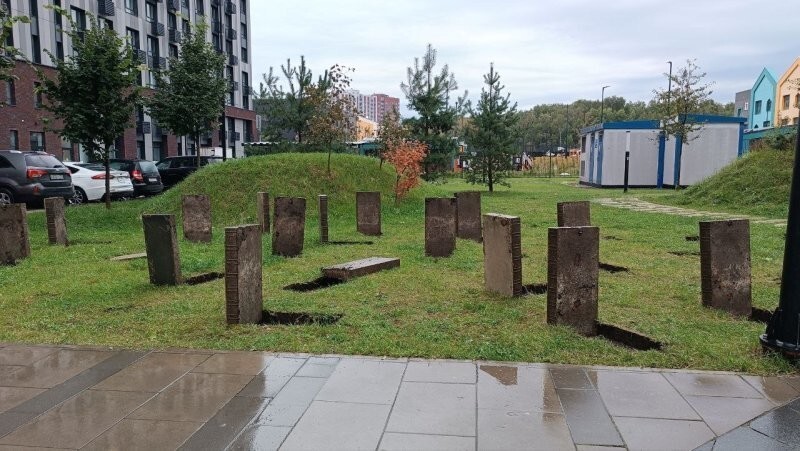 В Новой Москве коммунальщики установили «кладбище» посреди двора