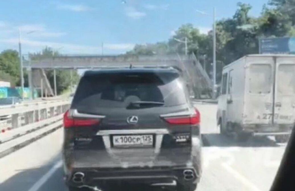 «Героев» надо знать в лицо: очередной автохам не пропускал скорую во Владивостоке