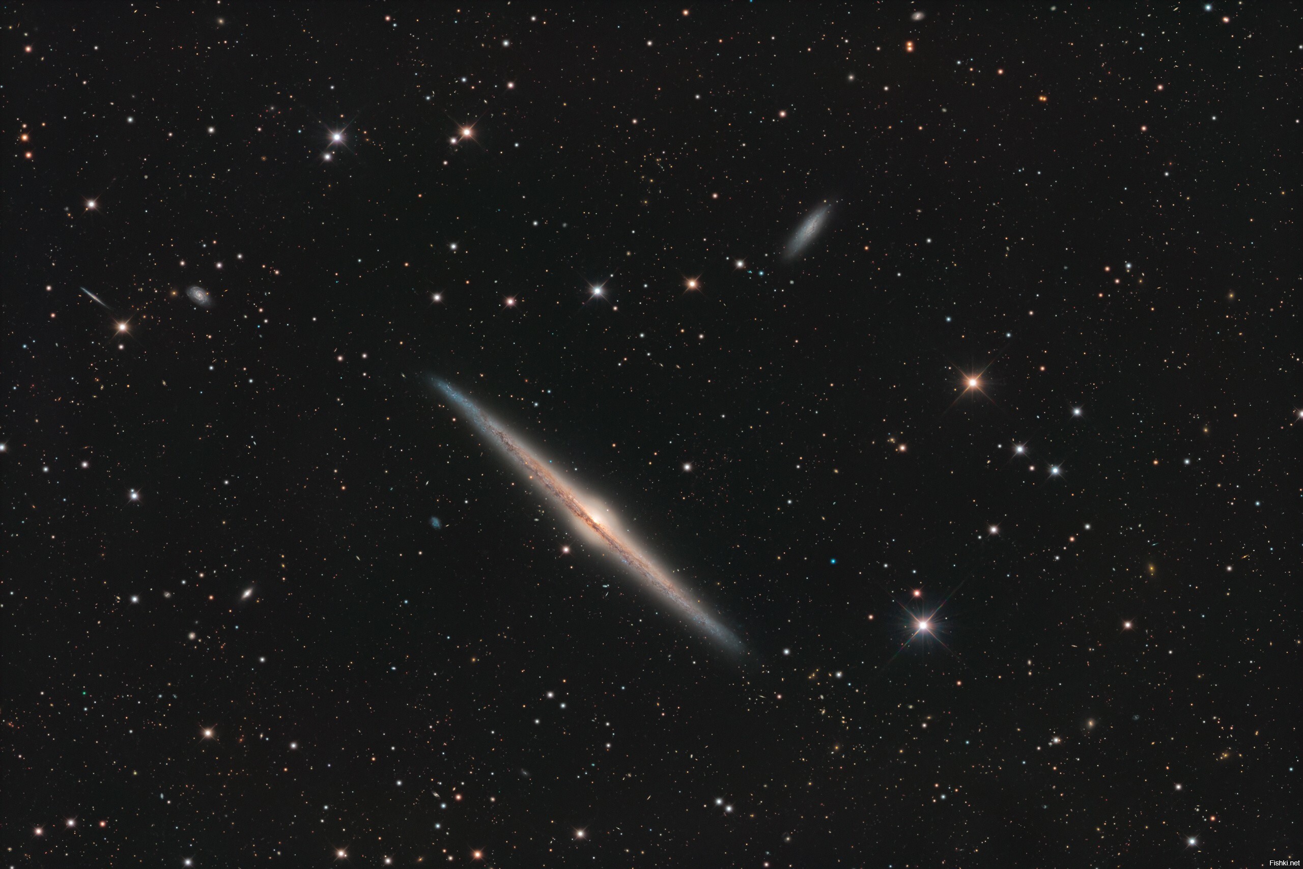 Великолепная спиральная галактика NGC 4565 видна с ребра с планеты Земля