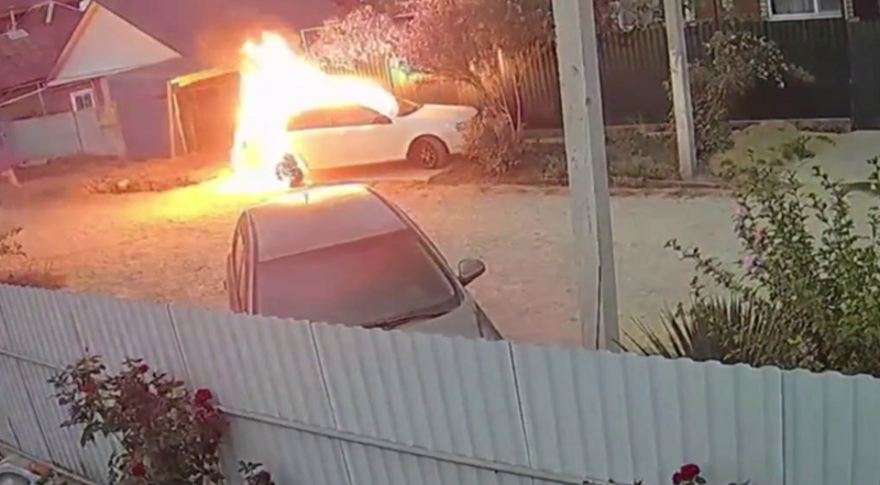 Пьяные мужчины сожгли автомобиль жительницы Красноярска